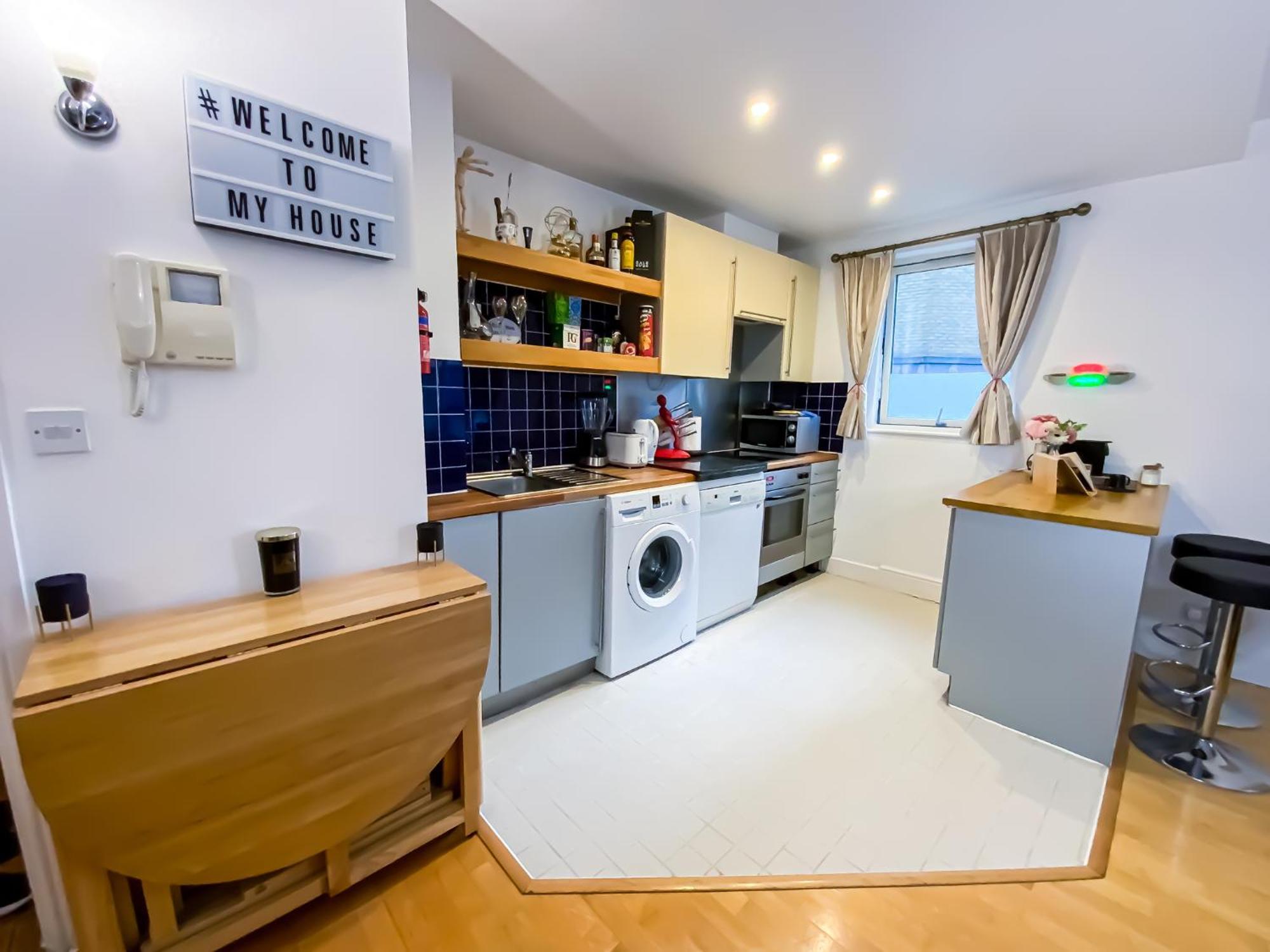 Lovely 1 Bedroom With Hottub, Sauna, Gym Appartamento Londra